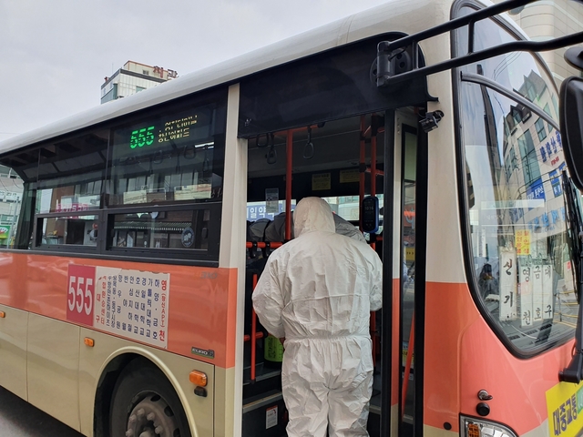 ▲ 영천시는 31일에는 영천공용버스터미널과 영천 시내지역 버스승강장, 시내버스(70대) 소독을 실시해 시민들이 안전하고 청결하게 대중교통시설을 이용할 수 있도록 예방책을 펼쳤다.ⓒ영천시