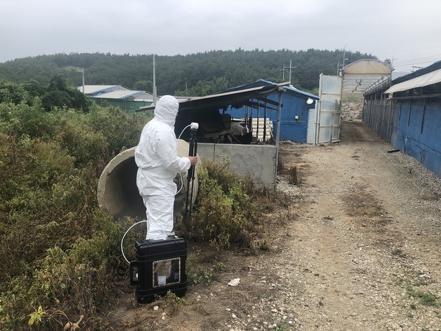 ▲ 군위군(군수 김영만)은 축산악취로 인한 주민들의 고통을 줄이기 위해 악취배출시설에 대한 강력한 규제를 펼친다.ⓒ군위군
