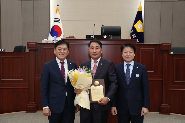 ▲ 전수곤 의원(중간)은 노력과 열정으로 의정활동에 필요한 전문성 확보를 위해 항상 공부하고 연구하는 자세로 지역사회 발전과 의원발의 조례 제정을 통한 지방의회 신뢰를 제고하는 데 앞장섰다.ⓒ성주군의회