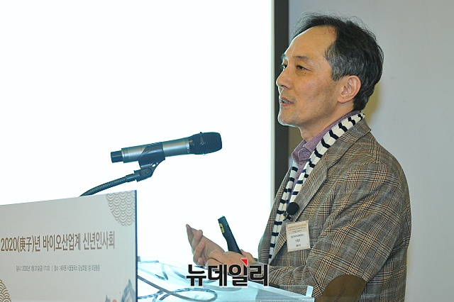 ▲ 이정규 브릿지바이오테라퓨틱스 대표는 31일 열린 바이오산업계 신년인사회에서 'JP모건 헬스케어 콘퍼런스를 통해 미리 보는 2020 바이오산업 전망' 특별 세미나를 발표했다. ⓒ권창회 기자