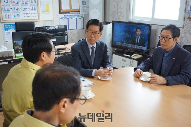 ▲ 양승조 충남도지사가 1일 아산시 초사2통에 마련된 도지사 임시 집무실에서 오세현 아산시장과 김용찬 행정무지사 등과 우한교민 경찰인재개발원 격리와 관련해 지원 대책 등을 협의하고 있다.ⓒ김정원 기자