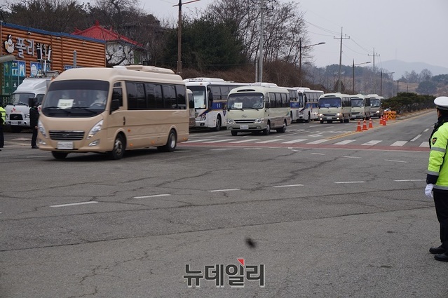 ▲ 2차 우한교민 296명을 태운 버스가 1일 충남 아산 경찰인재개발원으로 들어가고 있다.ⓒ김정원 기자