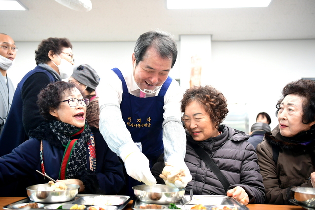 ▲ 김충섭 시장은 31일 남산동 공양방에서 김세운 김천시의회 의장 등 기관·단체장과 함께 배식 봉사활동을 전개했다.ⓒ김천시