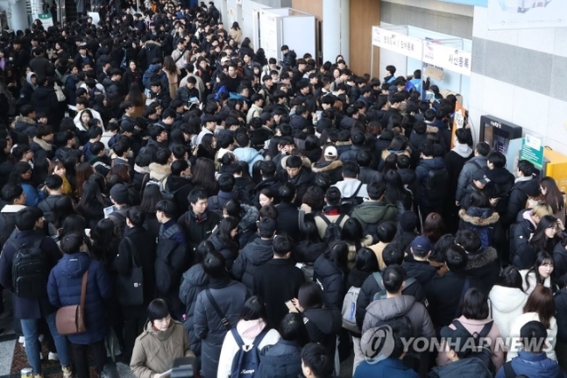 ▲ ▲지난달 서울 서초구 aT센터에서 열린 '2020 공공기관 채용정보 박람회'를 찾은 학생들과 구직자가 입장을 기다리고 있다.ⓒ연합뉴스