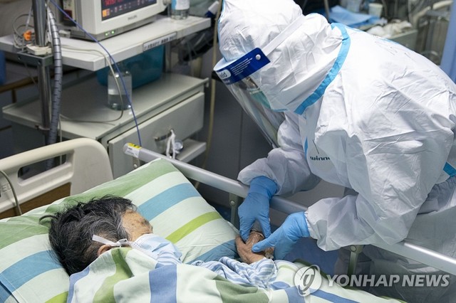 ▲ ▲ 중국 후베이성 우한대학 중난병원의 집중치료실에서 보호복을 입은 의료진이 신종 코로나바이러스 감염증 확진 환자를 돌보고 있다. ⓒ연합뉴스