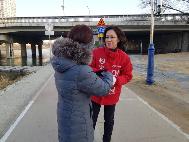 ▲ 이인선 수성을 자유한국당 국회의원 예비후보는 섣부른 선거용 이슈를 생산하는 소모적 논쟁 중단을 촉구했다.ⓒ이 예비후보 측