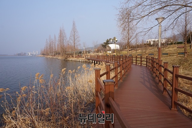 ▲ 충남 아산 신정호는 호수 주변이 정원처럼 아름답게 조성돼 있어 걷기에 좋은 길이다. 신정호수와 데크길이 끝없이 이어진다.ⓒ김정원 기자