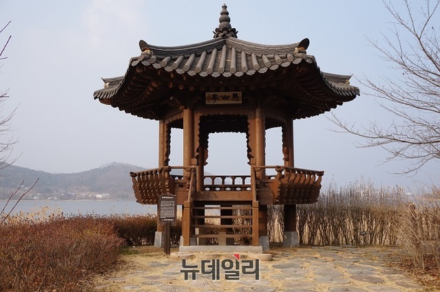 ▲ 신정호‘마산정(馬山亭)’. 그 옛날 마산이라는 부락을 기리는 의미에서 마산정이라는 명칭이 붙여졌다.ⓒ김정원 기자