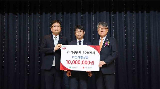 ▲ 대구수의사회 성금 전달 장면(왼쪽부터 사회복지공동모금회 모금사업팀장, 이상관 대구시수의사회 회장, 이승호 대구광역시 경제부시장).ⓒ대구시
