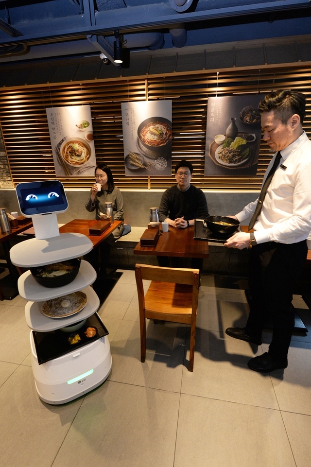 ▲ 제일제면소 서울역사점에 방문한 고객들이 LG 클로이 서브봇을 체험하고 있다. ⓒLG전자