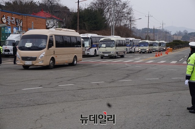 ▲ 지난 1일 2차 우한교민 326명이 버스를 타고 임시생활시설인 충남 아산 경찰인개발원으로 들어가고 있다.ⓒ뉴데일리 충청본부 D/B