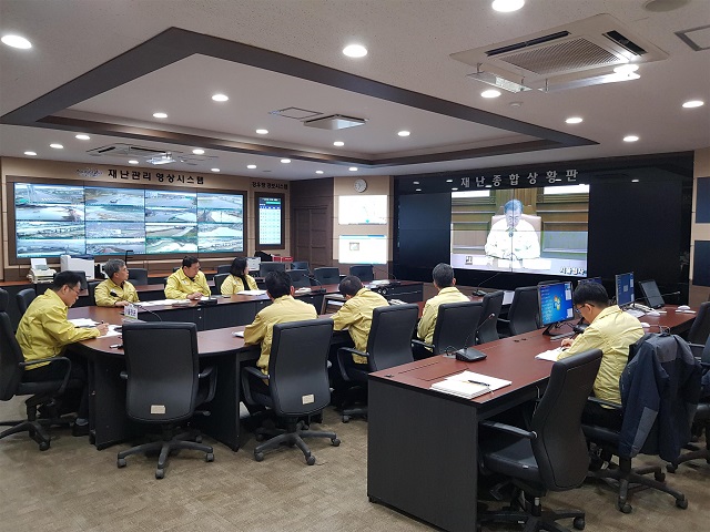 ▲ 울진군 재난안전대책본부는 전찬걸 군수를 본부장으로 재난상황총괄반 등 총 13개 반 23명으로 구성해 24시간 비상방역체계를 가동했다.ⓒ울진군