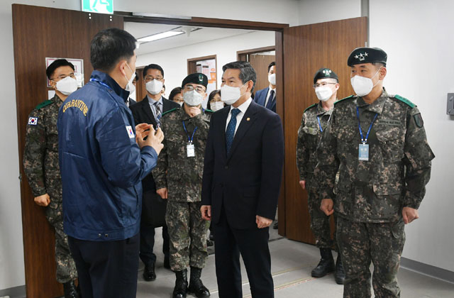 ▲ 인천공항에서 우한폐렴 검역지원 중인 군 장병들을 찾은 정경두 국방장관. ⓒ국방부 제공.