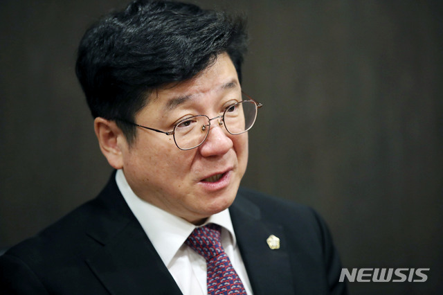 ▲ 윤성철 서울지방변호사회 감사 등 3명이 3일 오전 이찬희 대한변호사협회 회장 등을 횡령 혐의로 고발했다. ⓒ뉴시스