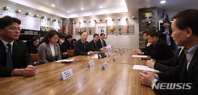 ▲ 홍남기 경제부총리 겸 기획재정부 장관이 3일 오후 서울 명동을 방문해 소상공인들과 간담회를 하고 있다.ⓒ뉴시스