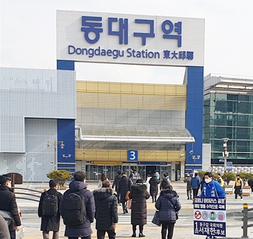 ▲ 대구 동구갑 선거구에 도전하는 서재헌 예비후보가 악수 및 명함돌리기 대신 신종 코로나바이러스(우한 폐렴)예방수칙 안내로 선거운동을 펼치고 있다.ⓒ서 예비후보 측