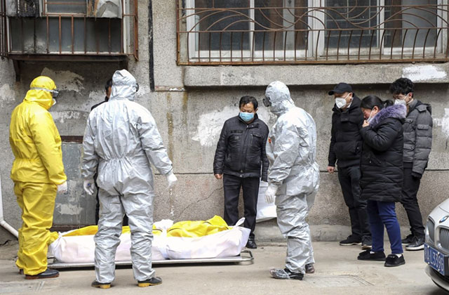 ▲ 화장터로 실어나를 시신을 쳐다보는 우한시 장례업체 직원들. ⓒ뉴시스 AP. 무단전재 및 재배포 금지.