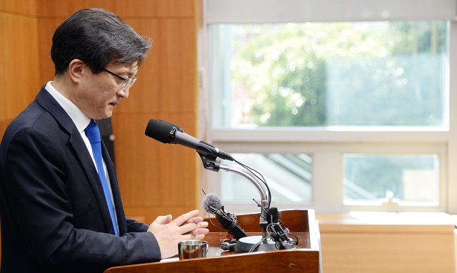 ▲ 김의겸 전 청와대 대변인이 19일 전북 전주시 전북도의회 브리핑룸에서 국회의원 출마 기자회견을 열고 생각에 잠겨 있다. ⓒ뉴시스