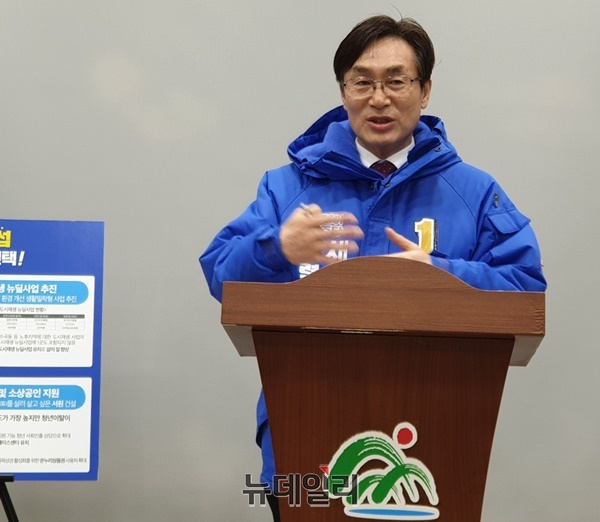 ▲ 제21대 국회의원 총선서 서원구 출마를 선언한 더불어민주당 이장섭 전 충북도 정무부지사가 3일 충북도청 브리핑룸에서 정책 발표를 하고 있다.ⓒ박근주 기자