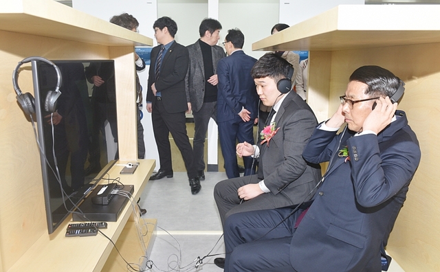 ▲ 변창훈 총장(사진 오른쪽)이 창의멀티플렉스에서 영상을 시청하고 있다.ⓒ대구한의대