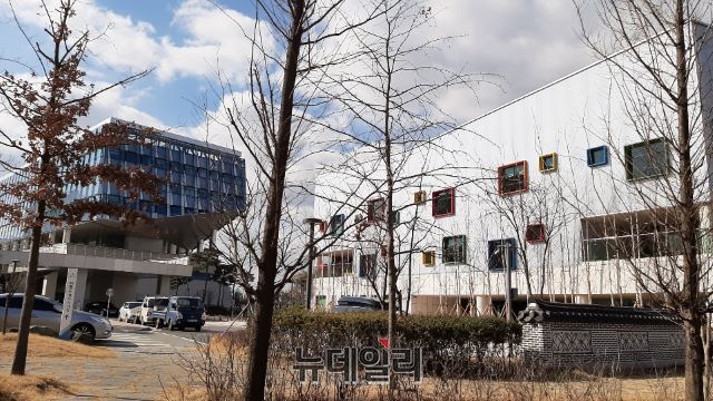 ▲ 세종시청 동문 입구에 세종어린이집이 완공돼 개원을 앞두고 있다.ⓒ김동식 기자