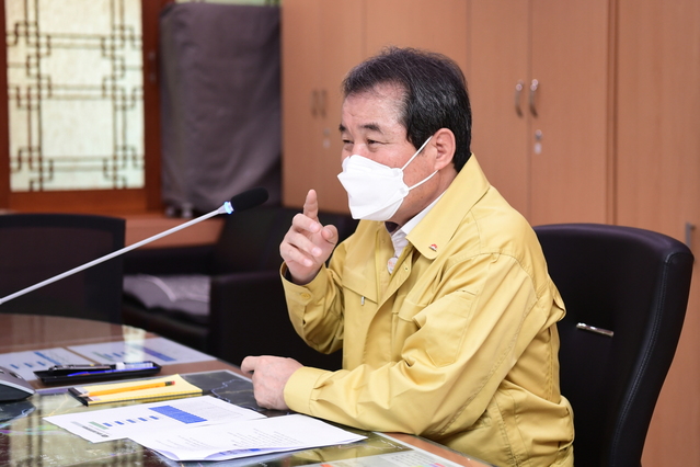 ▲ 김충섭 시장이 지난 31일  재난안전대책본부 회의에서 마스크를 쓴 채 회의를 주재하고 있다.ⓒ김천시