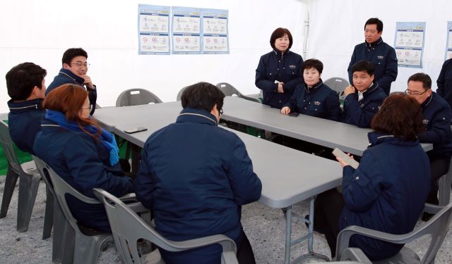 ▲ 아산시의회 현장대책본부에서 의원들이 3일 긴급회의를 열고 대책을 논의하고 있다.ⓒ아산시의회