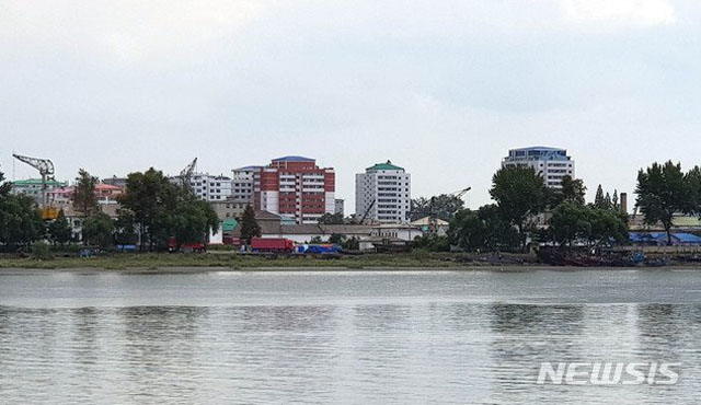 ▲ 중국 랴오닝성 단둥에서 바라본 신의주. ⓒ뉴시스. 무단전재 및 재배포 금지.