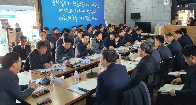 ▲ 충남도가 4일 아산 신종 코로나바이러스 현장대책본부에서 ‘2020년 상반기 지방재정 신속집행 추진대책 회의’를 가졌다.ⓒ충남도