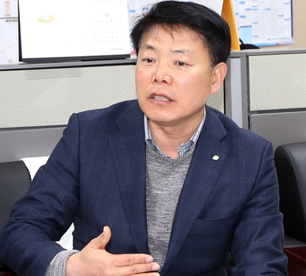 ▲ 김종일 충북 청주시 환경관리본부장이 4일 기자회견을 통해 전날 금강유역환경청이 ESG청원이 낸 환경영향평가서에 대한 조건부동의 발표와 관련 청주시의 입장을 밝히고 있다.ⓒ청주시