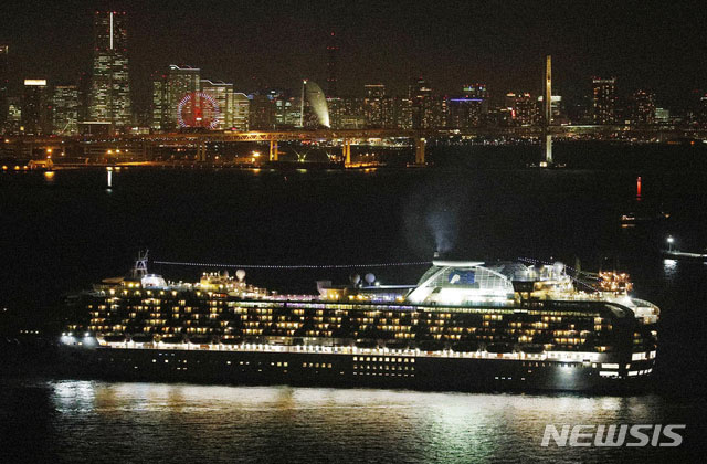 ▲ 요코하마 항에 발이 묶인 크루즈선 '다이아몬드 프린세스'호. ⓒ뉴시스 AP. 무단전재 및 재배포 금지.