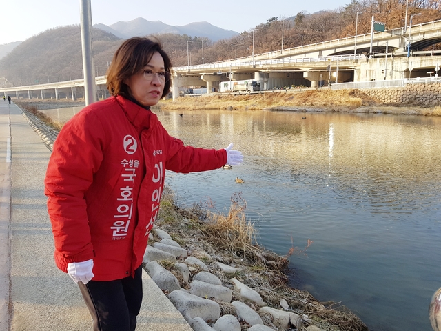 ▲ 이인선 예비후보는 신천과 파동 일대 현장을 돌며 민심을 청취한 뒤 파동과 신천에 대한 자신의 견해를 밝히면서.ⓒ이 예비후보 측