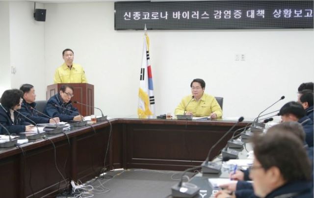 ▲ 오세현 아산시장과 시 관계자들이 4일 아산시보건소에서 열린 신종코로나 바이러스 관련 긴급회의에서 가짜뉴스 근절 등 대책에 대해 논의하고 있다.ⓒ아산시