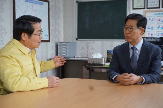 ▲ 오세현 아산시장(왼쪽)이 지난 1일 아산 초사2통마을회관에 마련된 도지사 임시집무실에서 양승조 지사에게 신종 코로나바이러스 감염증과 관련한 보고를 하고 있다. 이날 2차 우한교민 326명이 인근 경찰인재개발원에서 임시생활에 들어갔다.ⓒ아산시