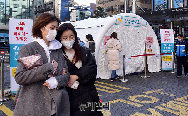 ▲ 3일 외국인 밀집지역 중 하나인 서울 명동에 설치된 우한폐렴 선별진료소 앞을 마스크를 쓴 행인이 지나가고 있다.ⓒ뉴데일리DB
