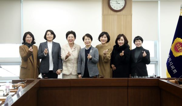 세종시의회 여성의원 3명이 4일 한국여성경제인협회 세종충남지회 회원기업인들과 면담을 가졌다.ⓒ세종시의회