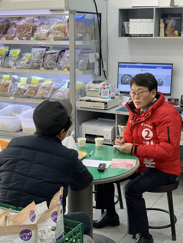 ▲ 강훈(자유한국당 포항북 선거구) 국회의원 예비후보가 4일 죽도시장을 방문했다.ⓒ강훈 예비후보 사무실