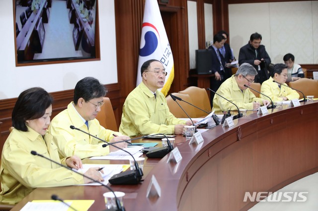 ▲ 홍남기 경제부총리 겸 기획재정부 장관이 5일 오전 서울 종로구 정부서울청사에서 열린 제3차 신종 코로나바이러스 감염증 대응 경제관계장관회의 및 경제활력대책회의에서 발언을 하고 있다.ⓒ뉴시스