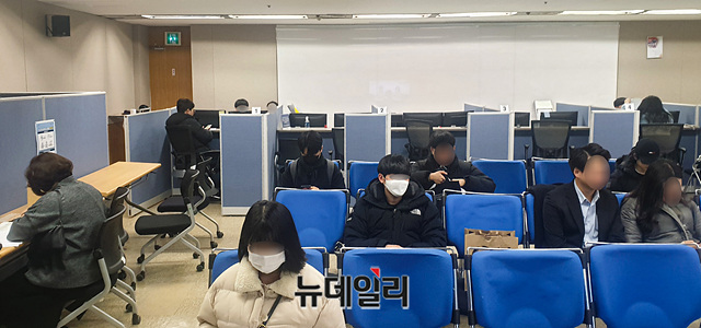 ▲ 서민금융진흥원의 햇살론 유스 프로그램 보증심사를 받으려는 청년들.