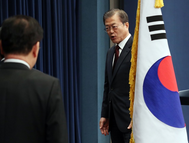 ▲ 문재인 대통령이 지난달 17일 청와대 춘추관 대브리핑룸에서 신임 국무총리 인선 발표를 한 후 퇴장하고 있다. ⓒ뉴시스