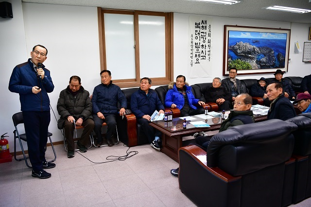 ▲ 월성본부 노기경 본부장이 4일 양남면 유도회관에서 유도회 회원 대상으로 ‘원자력발전 현황 및 Issues’라는 주제로 특강을 시행했다.ⓒ월성본부