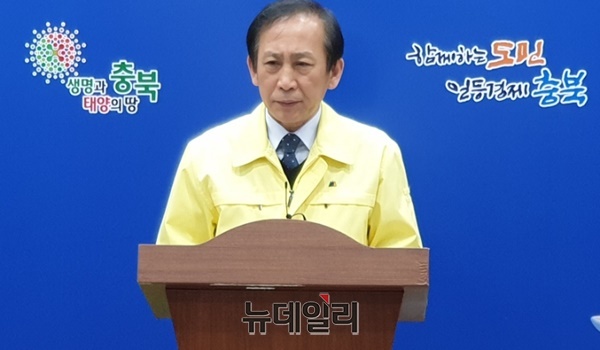 ▲ 김용호 충북도 보건정책과장이 5일 도청 브리핑룸에서 신종 코로나 관련 기자회견을 하고 있다.ⓒ박근주 기자