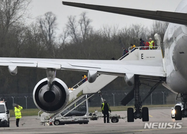 ▲ 지난 1월 31일(현지시간) 영국에 도착한 전세기. 영국은 자국민들에게 중국을 떠나라고 권고했다. ⓒ뉴시스 AP. 무단전재 및 재배포 금지.