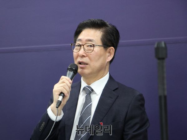 ▲ 양승조 충남도지사가 5일 세종시청 브리핑룸에서 기자간담회를 열고 “국가 균형발전과 지속가능한 대한민국을 위해서도 헌법개정을 통해 국회의사당은 물론 청와대까지 세종시로 이전해야 한다”고 밝히고 있다.ⓒ김동식 기자