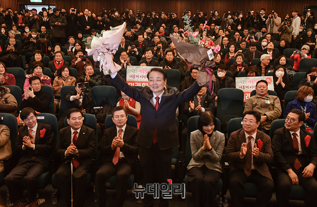 ▲ 미래한국당 대표로 선출된 한선교 의원이 5일 오후 국회도서관 대강당에서 열린 '미래한국당 중앙당 창당대회'에서 손을 들고 인사하고 있다. ⓒ박성원 기자