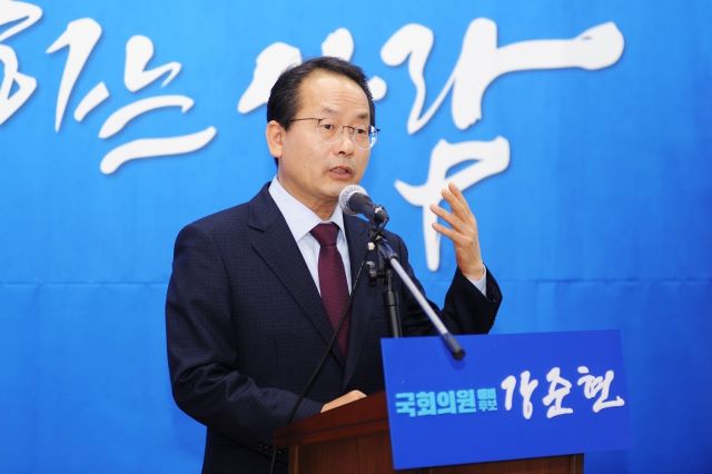 ▲ 더불어민주당 강준현 세종시 지역구 국회의원 예비후보가 5일 대평동 자신의 선거사무소에서 기자회견을 열고 새로운 ‘세종여지도’ 설계를 위한 경제활성화 확충방안에 대해 발표하고 있다.ⓒ강준현 세종시 국회의원 예비후보 사무실