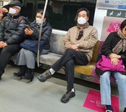 ▲ 지난 1일 공개된 지하철을 이용하는 이낙연 전 국무총리 모습. ⓒ연합뉴스