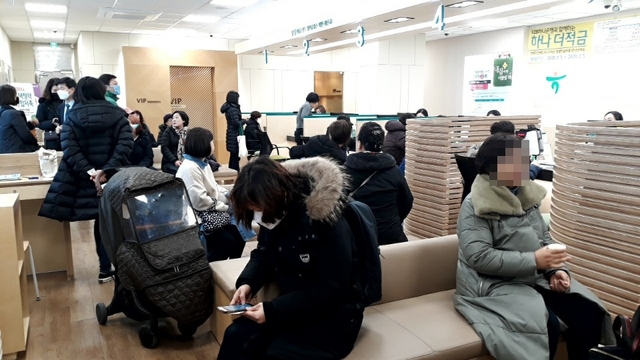 ▲ 지난 4일 서울의 한 하나은행 지점에 ‘하나 더 적금’ 가입을 희망하는 고객들이 몰린 모습.ⓒ뉴데일리