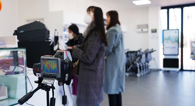▲ 경주엑스포가 주요 진출입로인 종합안내센터에 열화상 감지기를 설치해 관람객들의 체온을 지속적으로 모니터링하고 솔거미술관 등에도 휴대용 열화상감지기와 체온계, 손 세정제 등을 비치했다.ⓒ경주엑스포