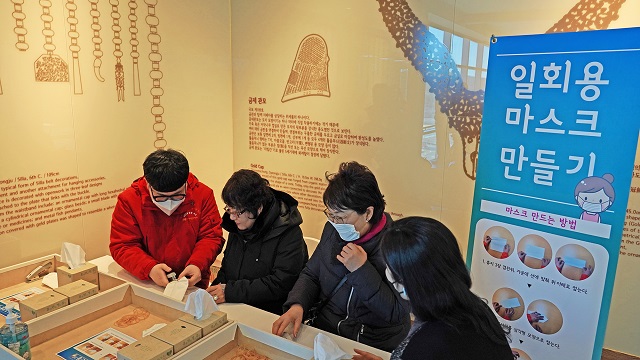 ▲ 방역마스크를 대신해 쉽고 빠르게 만들어 사용할 수 있는 티슈를 활용한 일회용 마스크 제작방법을 최초로 도입해 안내 하고 있다.ⓒ경주엑스포
